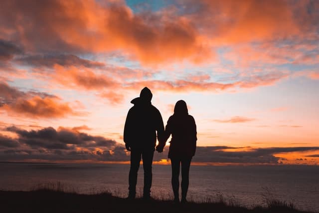 Tenere le mani in una relazione divina prima del matrimonio